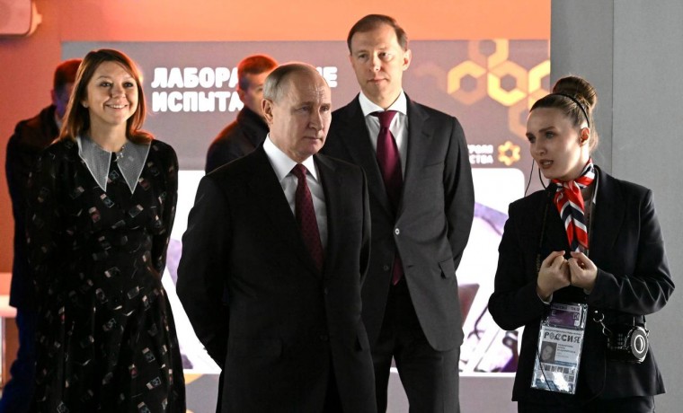 Владимир Путин посетил Международную выставку-форум «Россия» на ВДНХ