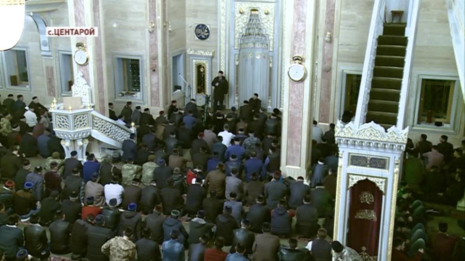 Глава Чечни совершил ночную молитву вместе с соратниками в мечети имени Абдулхамида Кадырова