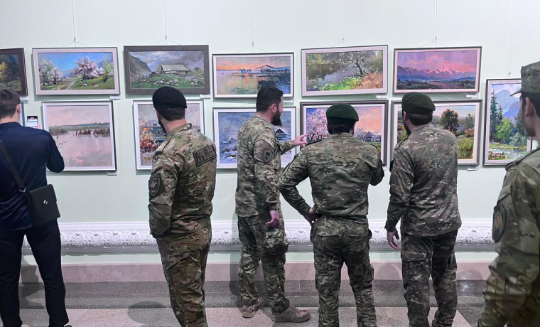 Росгвардейцы приняли участие в открытии выставки ко Дню народного единства в Грозном