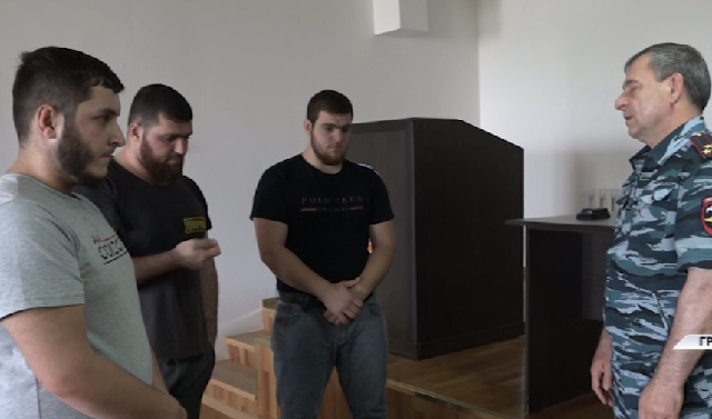 Полицейские задержали &quot;автогонщика&quot; и героев видео, покупавших спиртное в Дагестане 