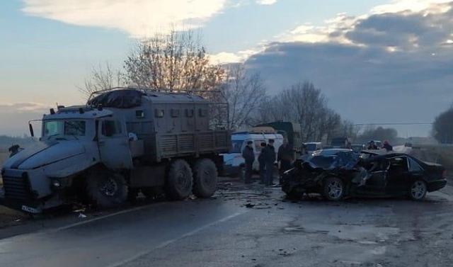 Военный «Урал» столкнулся с «Мersedes» в ЧР, жертв нет