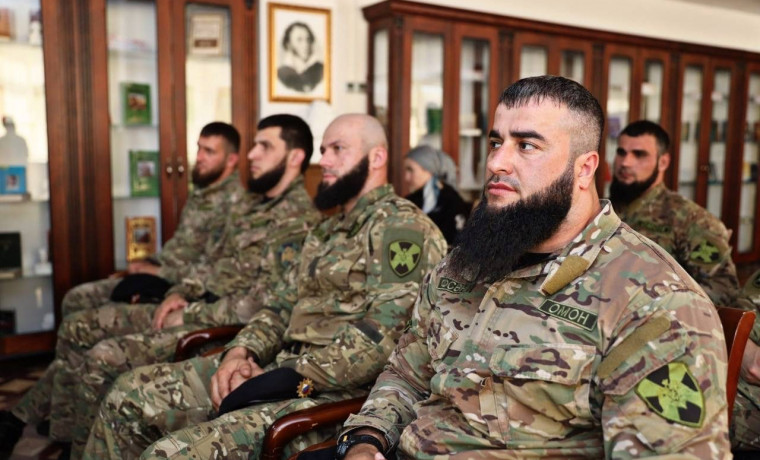 Сотрудники чеченских подразделений ОМОН приняли участие в викторине ко Дню России