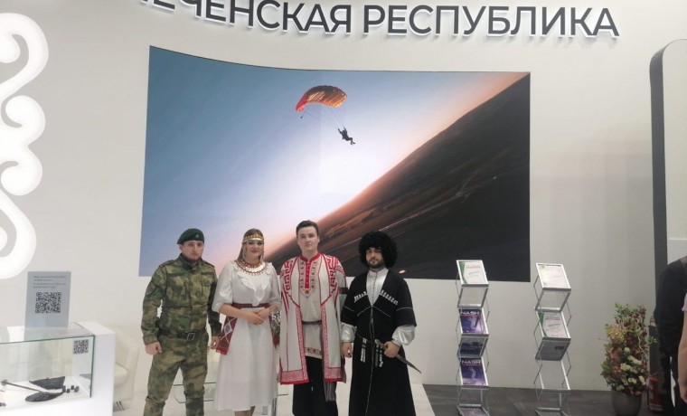 Гостям из Чувашской Республики провели экскурсию по стенду Чеченской Республики