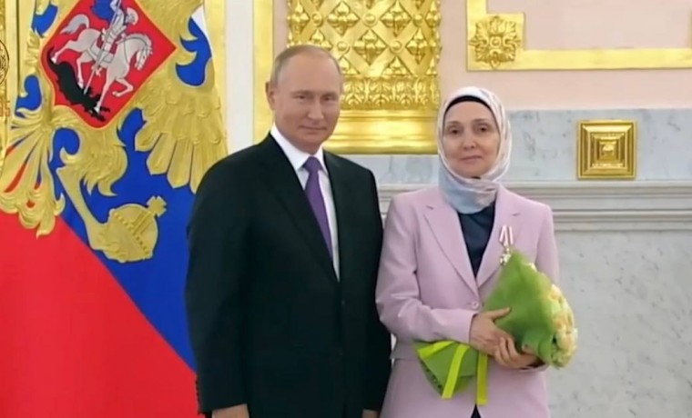 Владимир Путин вручил почётную награду - орден Пирогова Рите Термулаевой