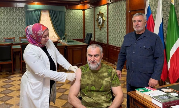 Шарип Делимханов поддержал прививочную кампанию против гриппа