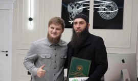 Ахмат Кадыров передал денежные средства тренеру Заиду Тимербиеву от РОФ им. А.-Х. Кадырова