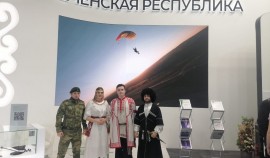 Гостям из Чувашской Республики провели экскурсию по стенду Чеченской Республики