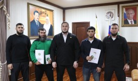 РОФ им. А.-Х. Кадырова передал денежные конверты Магамеду Байтукаеву и его наставнику