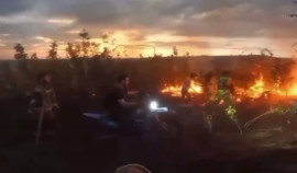 Байкеры помогли сотрудникам МЧС потушить пожар на окраине села Иласхан-Юрт