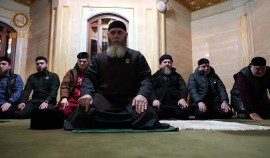 Рамзан Кадыров посетил зиярт матери великого чеченского устаза Кунта-Хаджи Кишиева