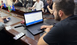 В Грозном работает мобильный пункт поддержки избирателей предварительного голосования