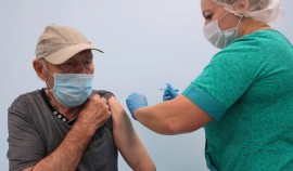 Мурашко призвал вакцинировать от коронавируса всех пожилых людей