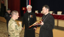 В Грозном росгвардейцы провели встречу с представителями Русской православной церкви| грозный, чгтрк