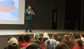 Росгвардейцы провели урок мужества для воспитанников летнего лагеря в Чеченской Республике