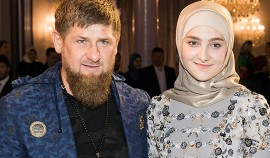 Айшат Кадыровой вручили орден Дружбы за оказываемую всестороннюю поддержку жителям ДНР