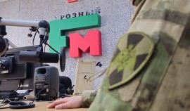 Офицер ОГВ(с) рассказал о роли учебно-тренировочной работы на радио ЧГТРК «Грозный»