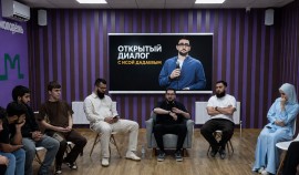 В Молодёжном центре ЧР состоялся открытый диалог со стендапером Исой Дадаевым