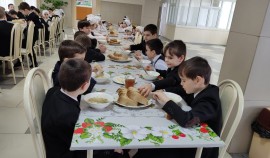 Партийцы «Единой России» отметили качественную организацию горячего питания для школьников Курчалоя