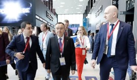 Глава Минстроя России Ирек Файзуллин работает на полях ПМЭФ-2026