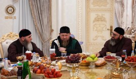 Рамзан Кадыров пригласил на ифтар известных религиозных деятелей республики| грозный, чгтрк