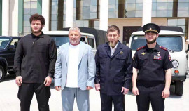 Представители семьи Айдамировых передали автомобили для нужд участников СВО