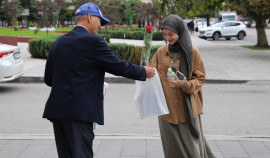 Активисты «Единой России» поздравили на улицах Грозного женщин с праздником