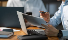 Юрист SuperJob рассказал, должен ли работодатель сократить рабочий день перед праздниками