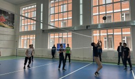 В Курчалоевском районе рядом с избирательным участком прошел любительский турнир по волейболу