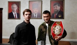 Эли Кадыров вручил денежную премию от РОФ им. A.-X. Кадырова чеченскому боксеру