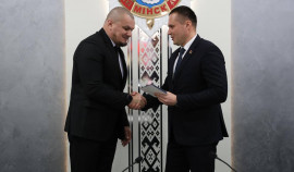 Заместитель командира ОМОН «АХМАТ-Грозный» награжден знаком отличия ОМОН в Белоруси