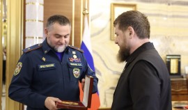 Рамзан Кадыров вручил Алихану Цакаеву погоны спецзвания генерал-лейтенанта внутренней службы