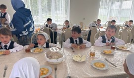 Партийцы «Единой России» проверили организацию горячего питания для учащихся 150 школ ЧР