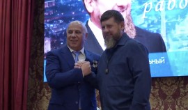 Рамзан Кадыров принял участие в торжественном собрании, посвященном Дню социального работника РФ