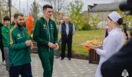 Пожарный на Всероссийской эстафете пронес факел 