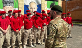 В Урус-Мартане росгвардейцы провели День открытых дверей для подшефных школьников