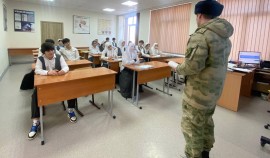В Чеченской Республике военнослужащие Росгвардии провели встречи с подрастающим поколением| грозный, чгтрк