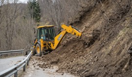 На трассе Шали–Махкеты ведутся работы по восстановлению проходимости после оползня