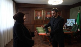 Семья Магомаевых получила ключи от новой квартиры по итогам прямой линии Рамзана Кадырова