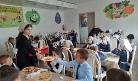 Еще 15 чеченских школ прошли проверку качества горячего питания для младшеклассников