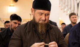 Рамзан Кадыров совершил утреннюю молитву в родовом селе Ахмат-Юрт