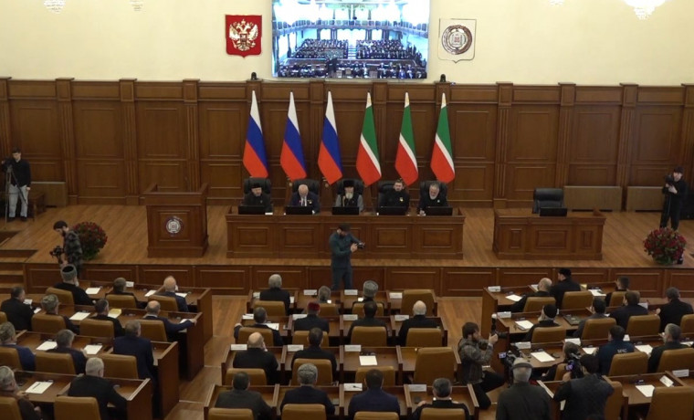 В Парламенте Чеченской Республики прошло торжественное собрание ко Дню Конституции