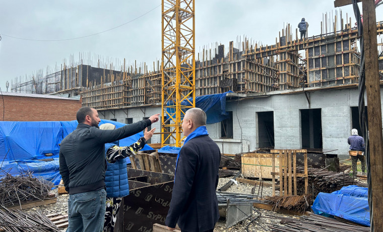 «Единая Россия» по Народной программе проверила ход строительства соцобъектов в ЧР
