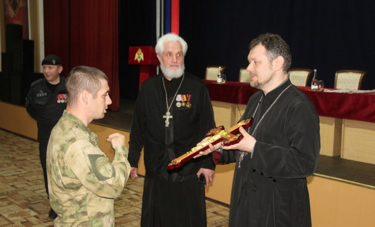 В Грозном росгвардейцы провели встречу с представителями Русской православной церкви