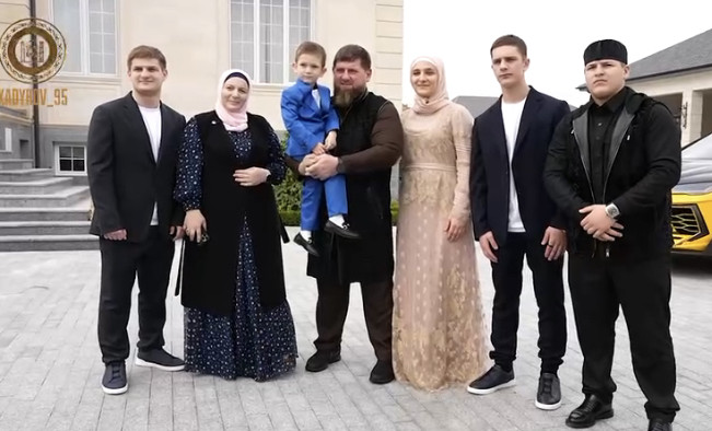 Глава ЧР поздравил Айшат, Табарик, Хутмат и Хадижат Кадыровых