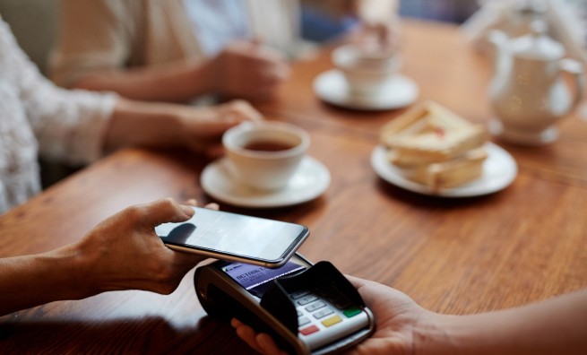 ВТБ: Россияне стали оставлять более щедрые чаевые