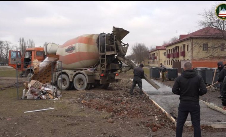 В Грозном обновляют мусорные площадки