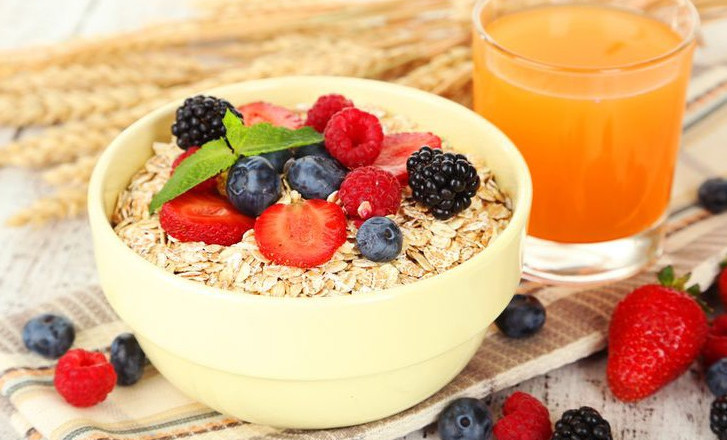 Врачи раскрыли секрет идеального завтрака в жару