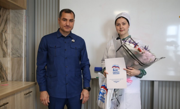 «Единая Россия» поздравила медицинских работников с профессиональным праздником в ЧР