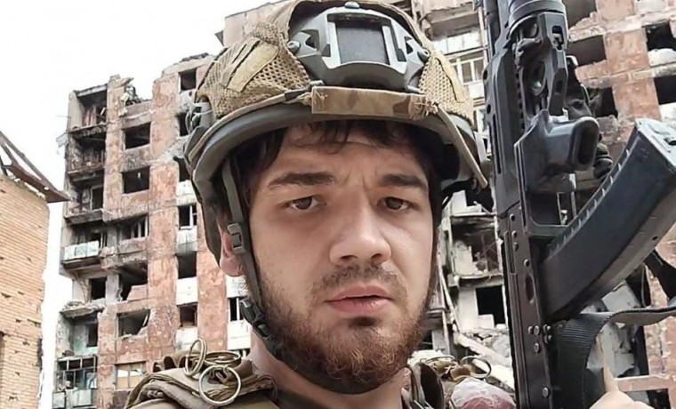 Чеченский боец в зоне СВО спас кошку из горящего здания