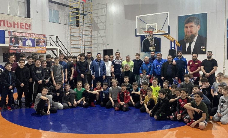 Воспитанники Пайзулы Умарова провели мастер-класс по греко-римской борьбе в Наурском районе